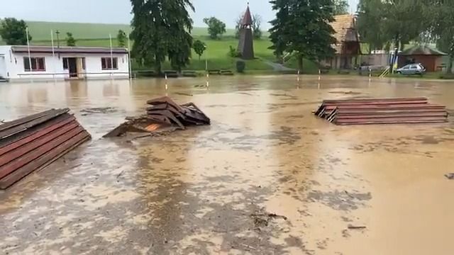 Video: Extrémní déšť znovu přinesl povodně. Hasiči zachraňovali i lidské životy